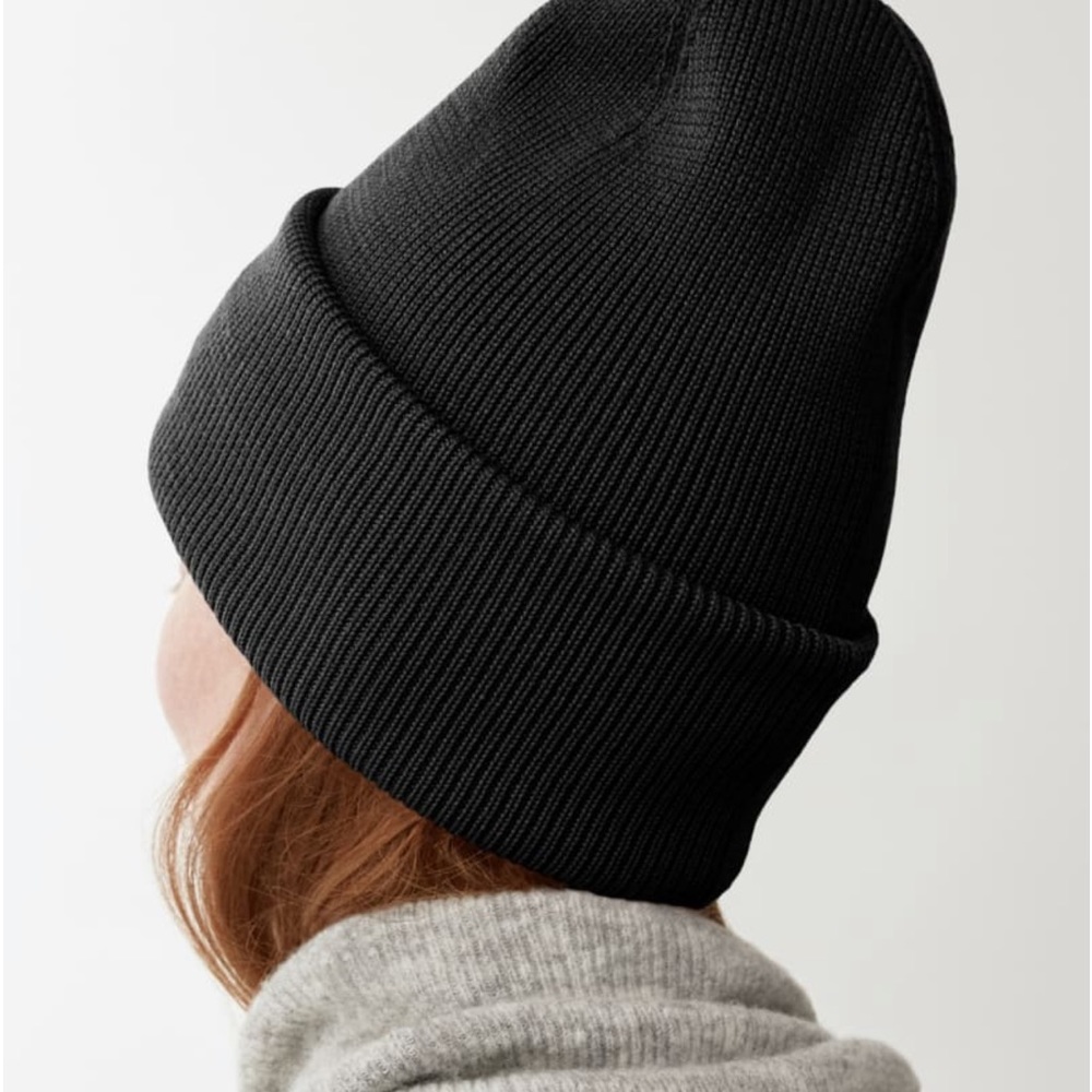 Canada goose 🔥❣️‼️emblem Beanie Tonal
This versatile, rib-knit beanie - Picture 6 of 6